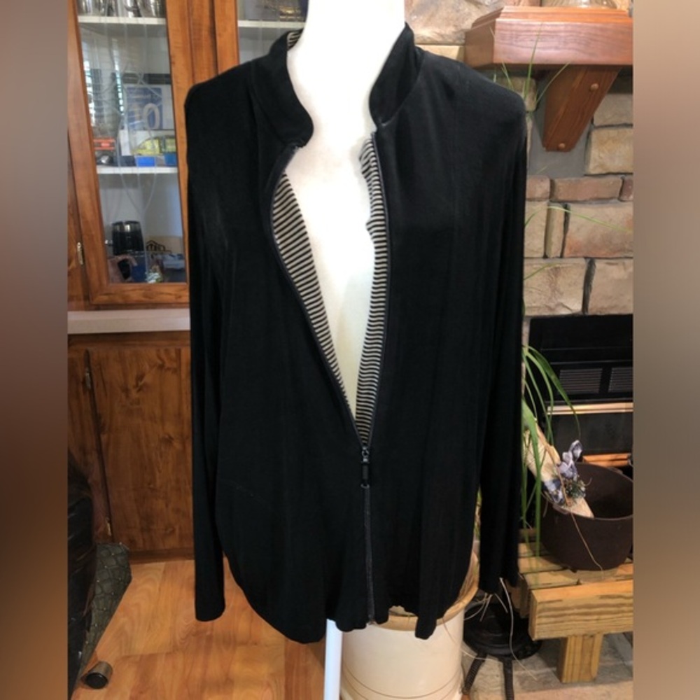 CHICOS SIZE 2 SIZE LARGE BLACK ZIP UP SLINKY MATERIAL JACKET NICE